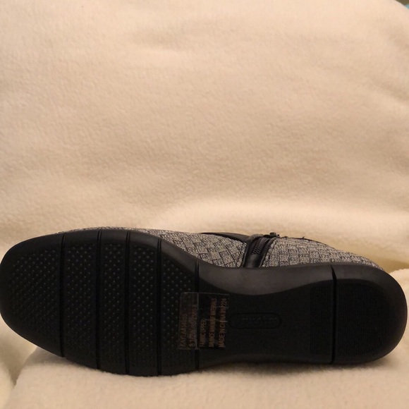 NEW NEVER WORN WOMENS BOOTIE - Picture 5 of 5